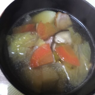 白菜、にんじんのコンソメスープ